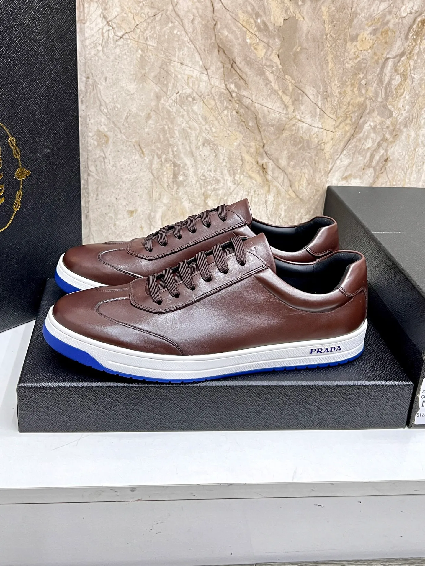 💰620 Prada classic men’s lace-up casual shoes｜Imported cowhide upper｜Layered stitching design on the upper Lightweight and breathable｜Soft and comfortable｜PRADA letters on the side｜Distinctive sporty style Showing the brand style｜Lightweight embossed rubber sole｜With cowhide foot pad lining｜Excellent foot feel Fashionable and elegant｜Size: 38-44 (customized at 45)
